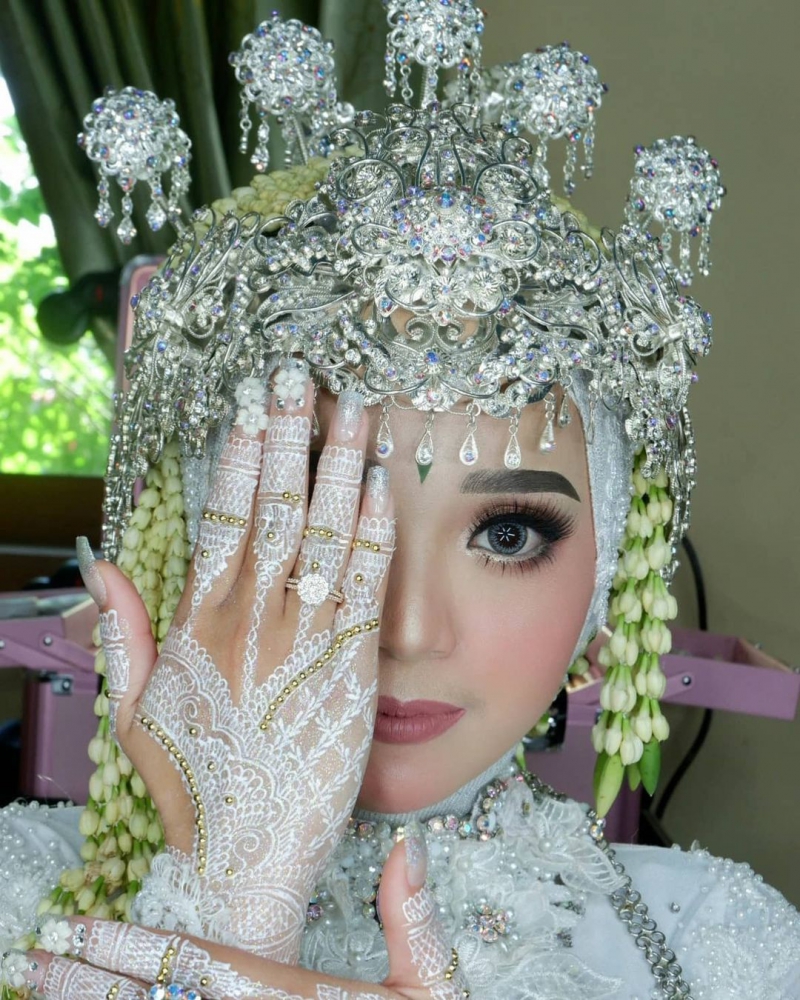 Make Up @mua_dewialiya  Henna @yumna_hena_bandung  