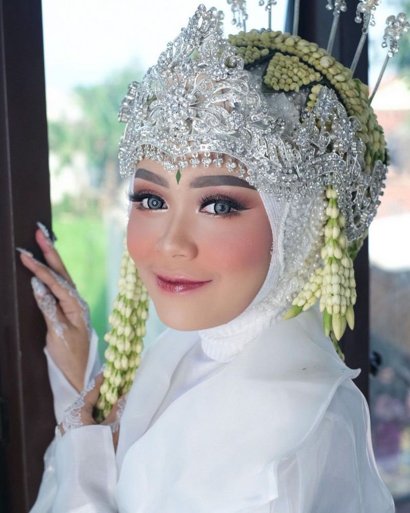 Manten Imut ??
Makeup @mua_dewialiya 
Attire @aliyaweddinggalery 
Henna 