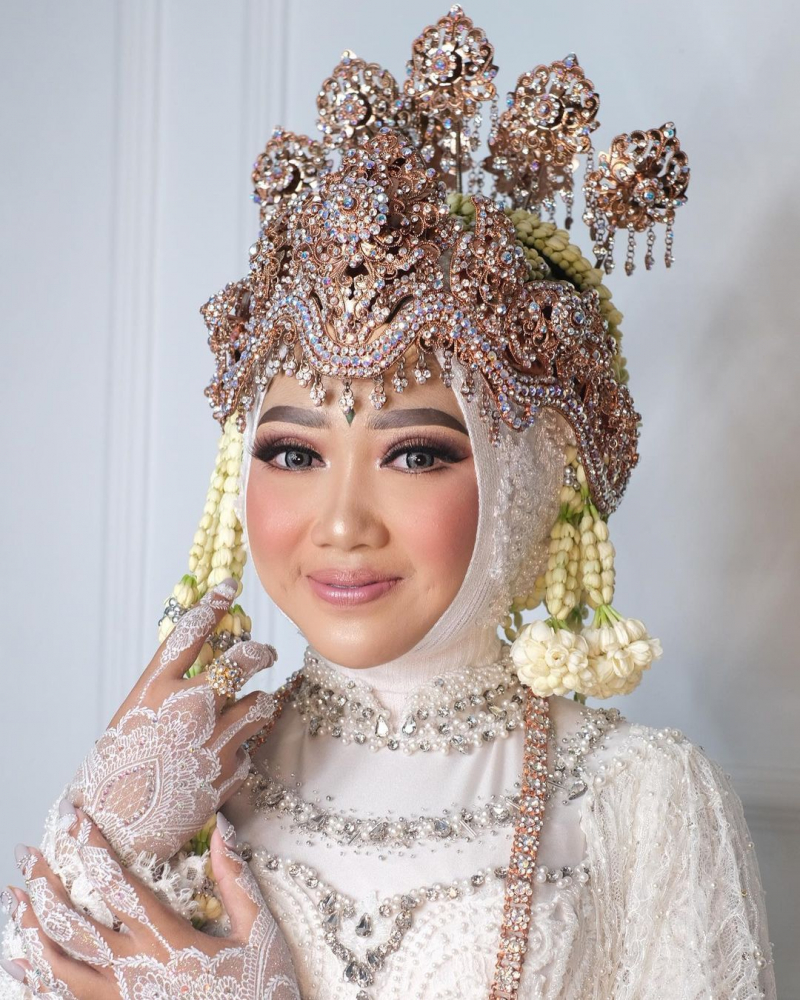 Look AKAD @zahraaroffa ?

Make Up @mua_dewialiya 
Henna 
