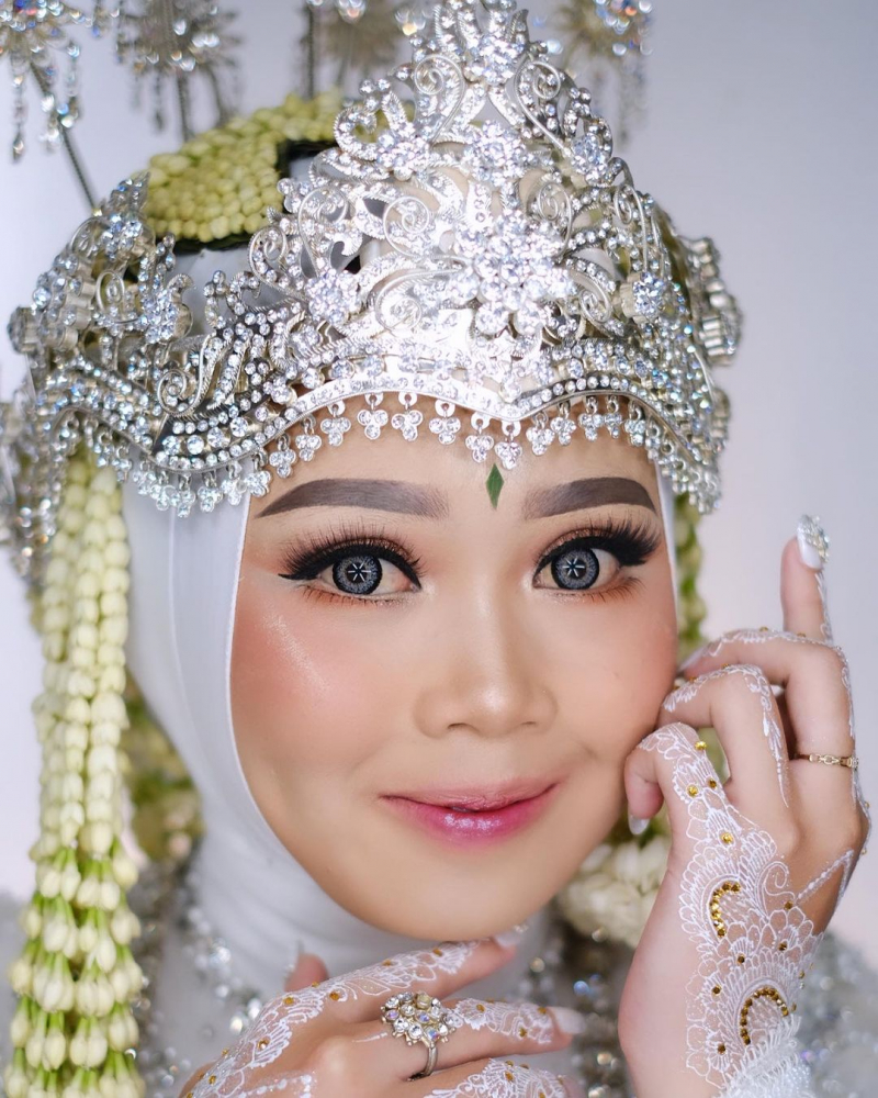 Today Reseption

Make Up By Owner @mua_dewialiya 
Attire 