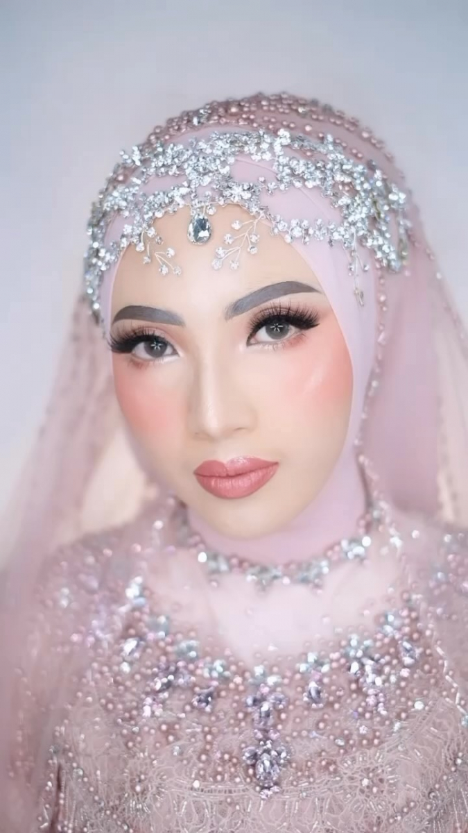 Bride Today

@silmyyyyyy 

Make Up By Owner @mua_dewialiya 